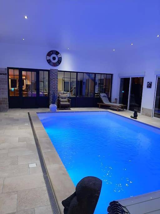 Gîte pour 12 personnes, avec jardin et vue ainsi que piscine et terrasse dans Lirey