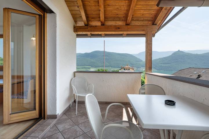 Stanza per 4 persone, con giardino e vista lago in Alto Adige
