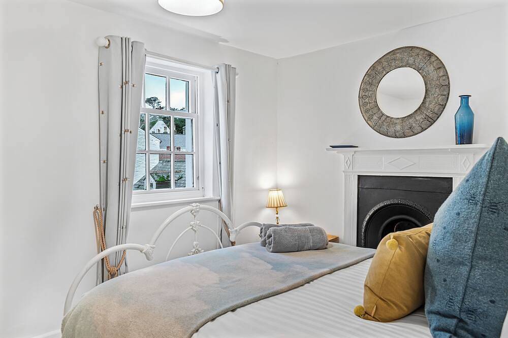 Private garden & central location within 5 min walk of town in Polperro, Fowey