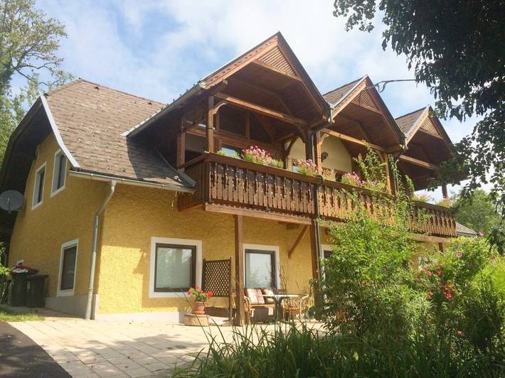 Ferienwohnung für 2 Personen, mit Terrasse und Garten sowie Ausblick in Krumpendorf am Wörthersee