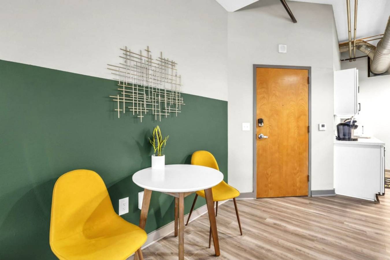 Ganze Wohnung, Cozy Stay, Power & Light Area,Pool w/ Free Parking in Overland Park, Kansas