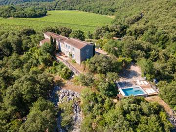 Gîte pour 10 personnes, avec piscine ainsi que terrasse et jardin, animaux acceptés à Causse-de-la-Selle