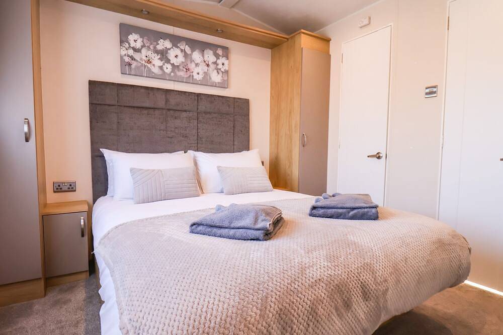 Marigold Lodge, pet friendly, luxury holiday cottage in Staithes in Runswick Bay, North York Moors National Park