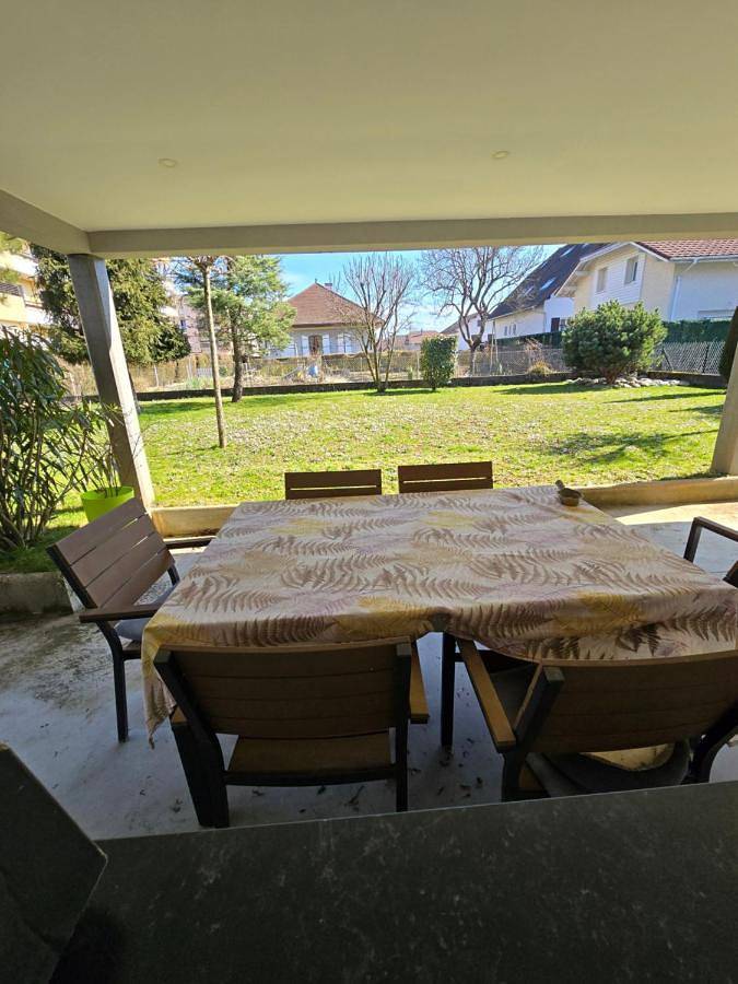 Gîte pour 2 personnes, avec terrasse ainsi que vue et jardin à Meythet - 3