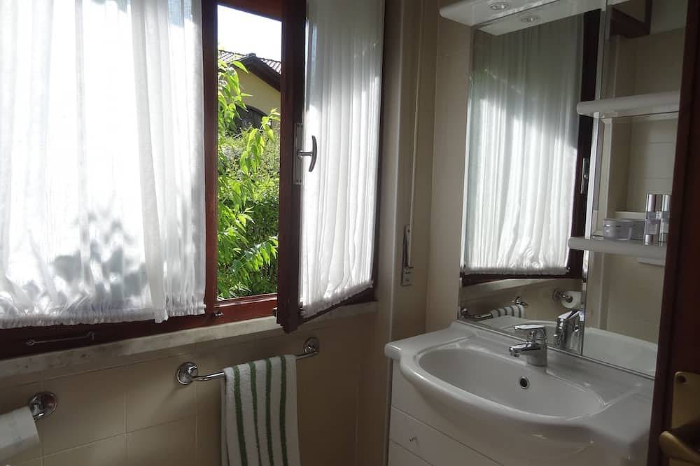 Charmantes Ferienhaus mit Seeblick in Lavena Ponte Tresa, Luganer See (Lombardei)