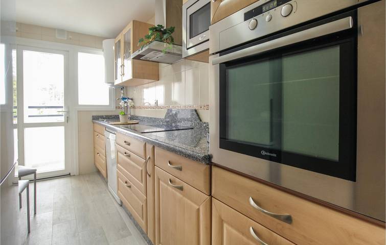 Apartamento vacacional entero, Apartamento en primera línea de playa con Wi-Fi, aire acondicionado y piscina. in Urbanizacion La Esperanza, Vélez-Málaga
