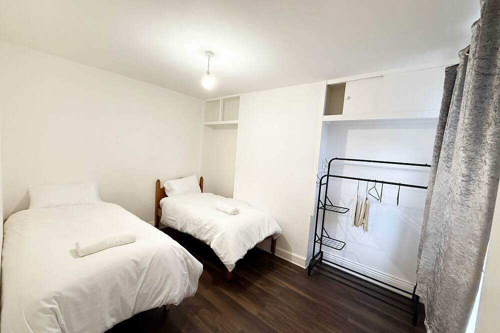 Spacious 3-Bed Home with Parking & Fast Wi-Fi in Kettering, Northamptonshire