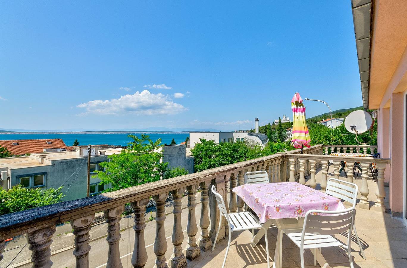 Ganze Wohnung, Preiswertes Apartment nur 100 Meter zum Strand mit Meerblick in Crikvenica, Primorje-Gorski Kotar