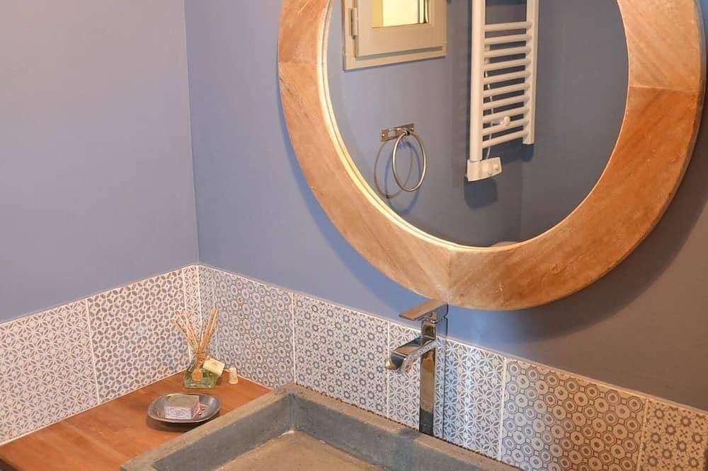 Stylish 4* town house with large roof terrace and amazing views. in Moustiers-Sainte-Marie, Verdon Regional Natural Park