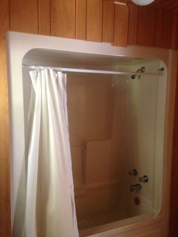 Cabin rentals and lodges for 6 people, with balcony and garden in Lake Huron ON