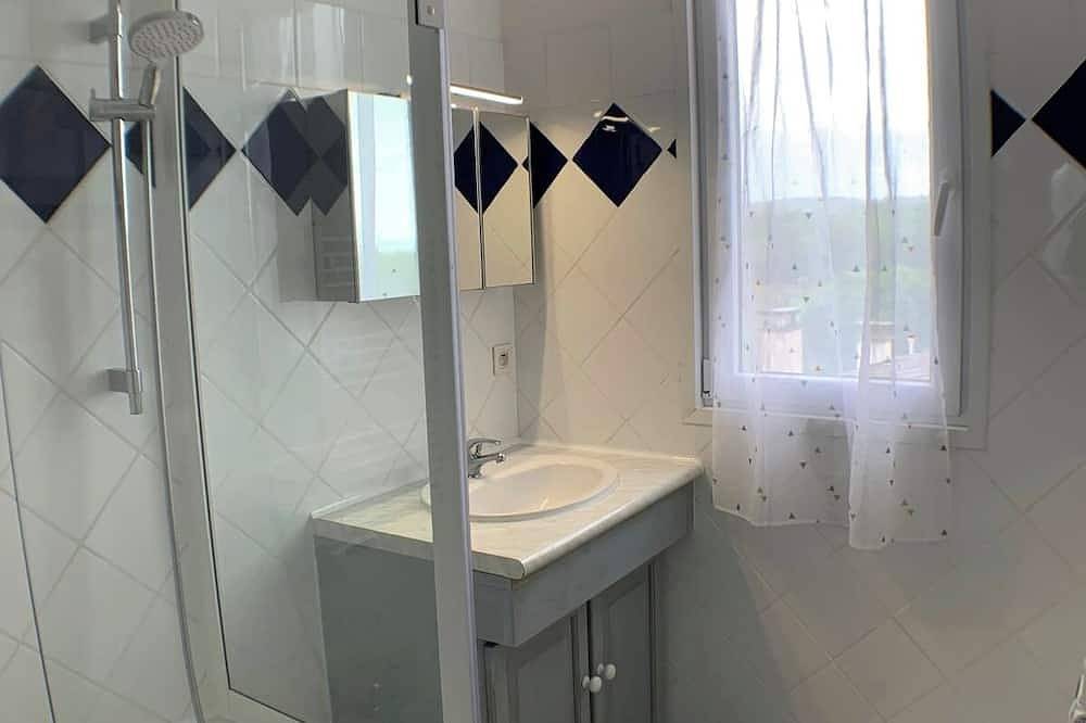 Entire apartment, Sunny apartment 12 mins to beach in Chenac-Saint-Seurin-d'Uzet, Saintes region