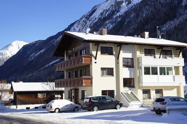 Ferienwohnung für 2 Personen, mit Balkon und Terrasse sowie Garten und Ausblick in Ischgl