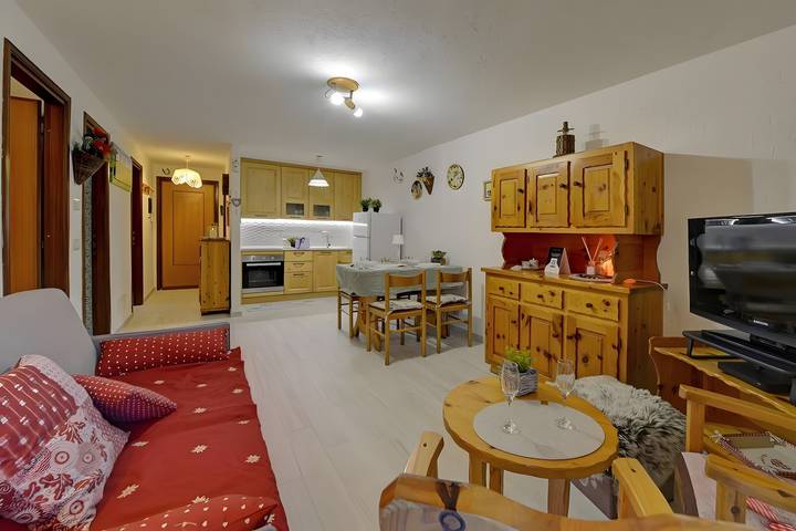 Entire apartment, Apartment 'Wanda' with Mountain View, Wi-Fi, and Balcony in Chez Borgné, Comune di La Salle