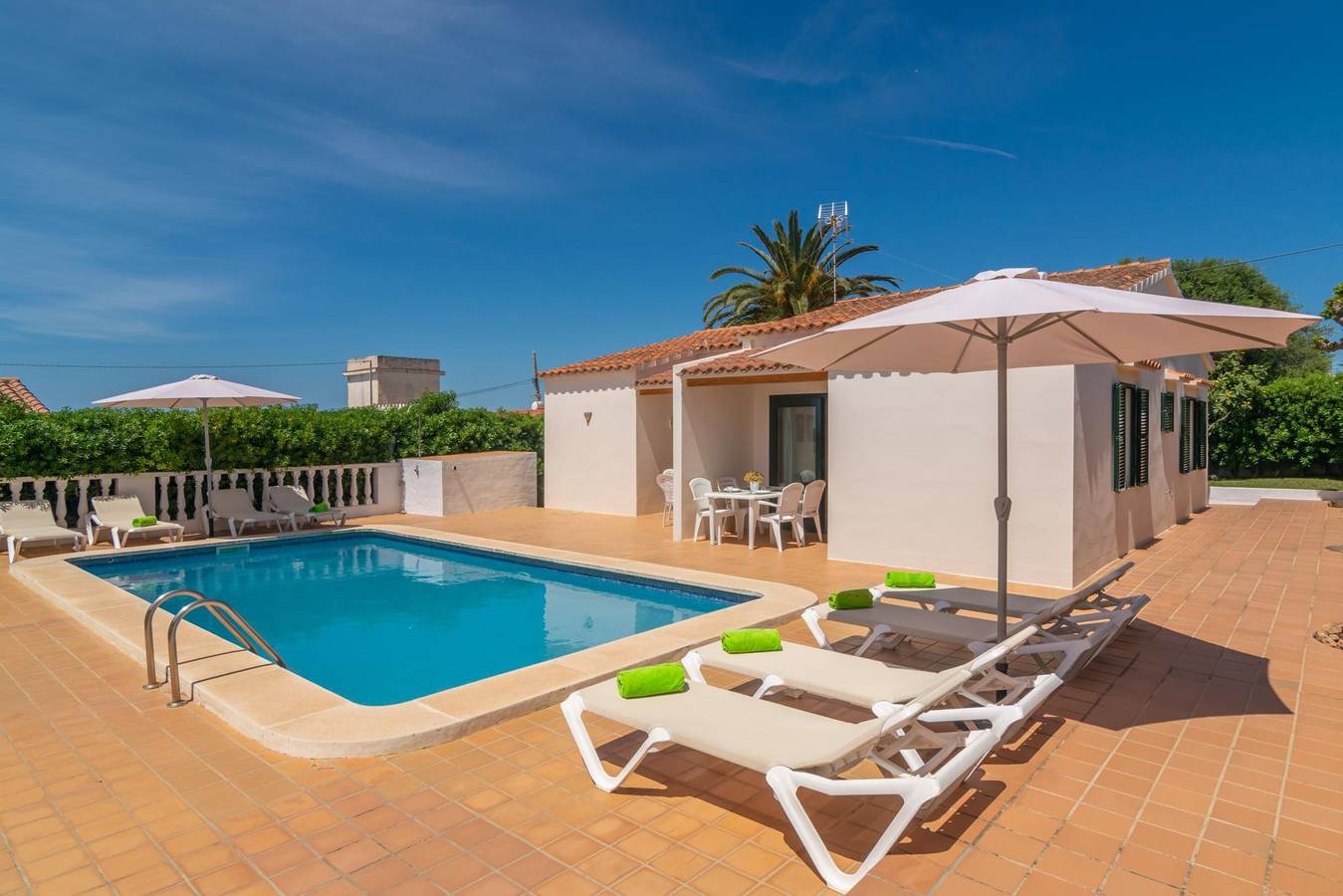 Apartamento vacacional entero, Villa Marina (Cala En Porter) - Encantadora casa con piscina compartida. in Cala en Porter, Municipio de Alaior