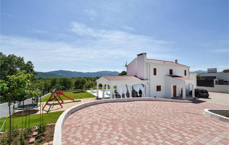Charmante 200 m² große Ferienwohnung mit Pool in der Nähe des Flusses Cetina – WLAN & Parkplatz in Šestanovac, Makarska Riviera