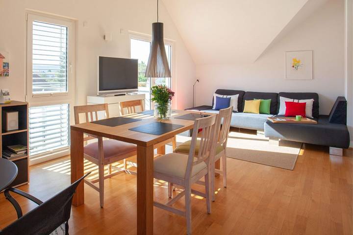 Ganze Wohnung, Ferienwohnung „Seeblick Bodman“ am Bodensee – Dachgeschosswohnung mit Balkon & Seenähe
- ganz neu im Angebot- in Bodman-Ludwigshafen, Schwäbische Alb Radweg Region
