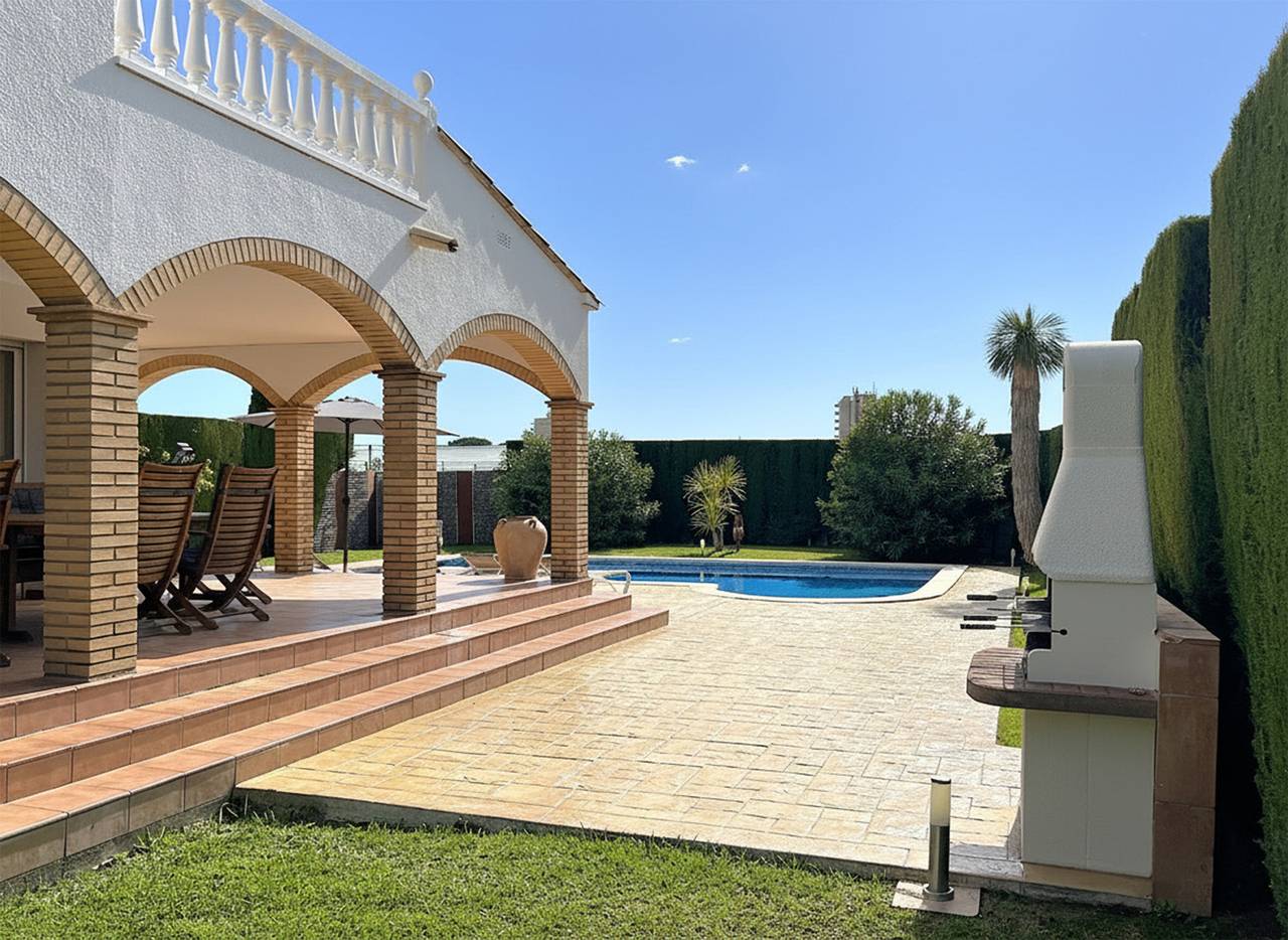 Stylish villa with private pool in Bay of Roses in Sant Pere Pescador, Upper Empordà