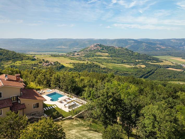Ferienhaus für 6 Personen, mit Balkon/Terrasse und Garten sowie Pool und Sauna in Karojba