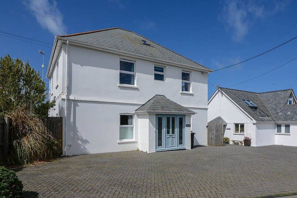 Large detached, modern family house near the beach at Trevone in Trevone, Cornwall