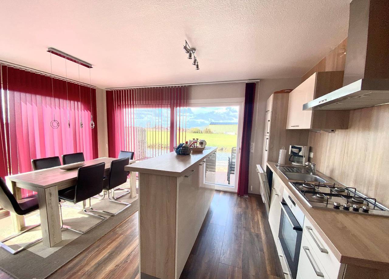 Holiday home time out right on the water in Lake Ijssel