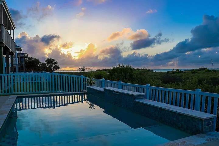 Vacation rental for 9 people, with balcony and pool as well as yard, kid friendly in Galveston