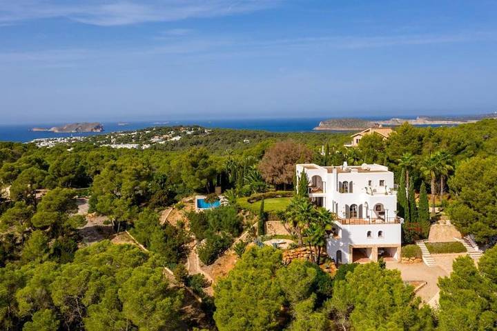 Chalet para 11 personas, con terraza y vistas además de jardín y piscina en Cala Tarida
