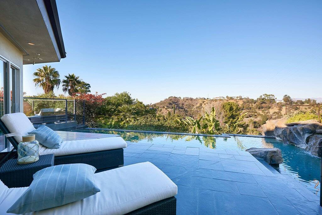 Vacation Home for 12 Guests in Los Angeles, Los Angeles County