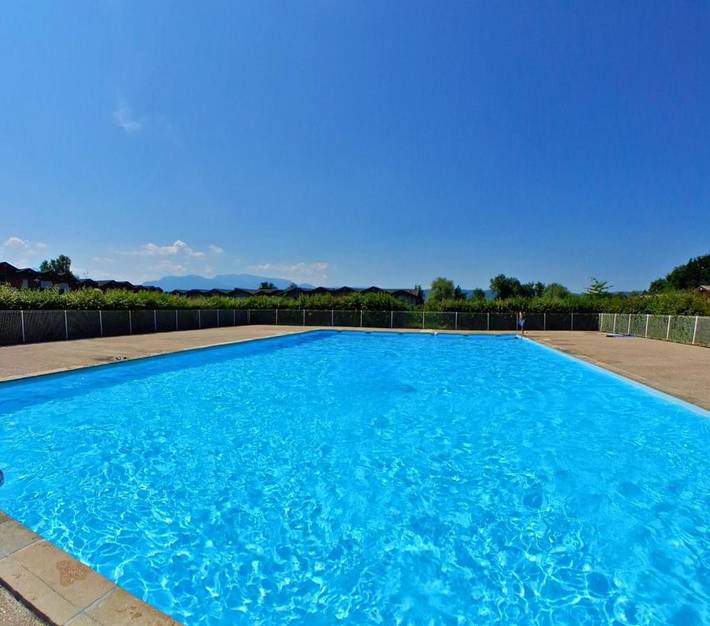 Gîte pour 4 personnes, avec piscine ainsi que terrasse et vue à Nangy