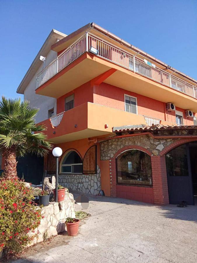 Appartement de vacances pour 9 personnes, avec terrasse ainsi que jardin et vue, animaux acceptés