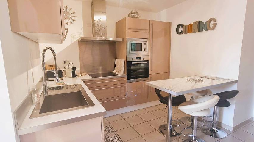 Gîte pour 4 personnes, avec piscine, adapté aux familles à Lecci - 2