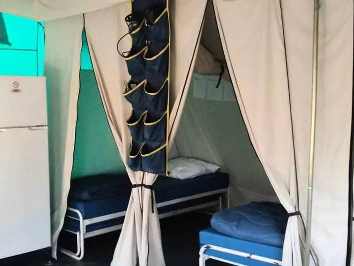 Camping Domaine des Chênes Blancs Pausado - Tienda de campaña 5 personas - Tienda Navajo de 4 habitaciones para 6 personas (4 adultos + 2 niños) Sin instalaciones sanitarias in Saint-Saturnin-lès-Apt, Parque natural regional del Luberon