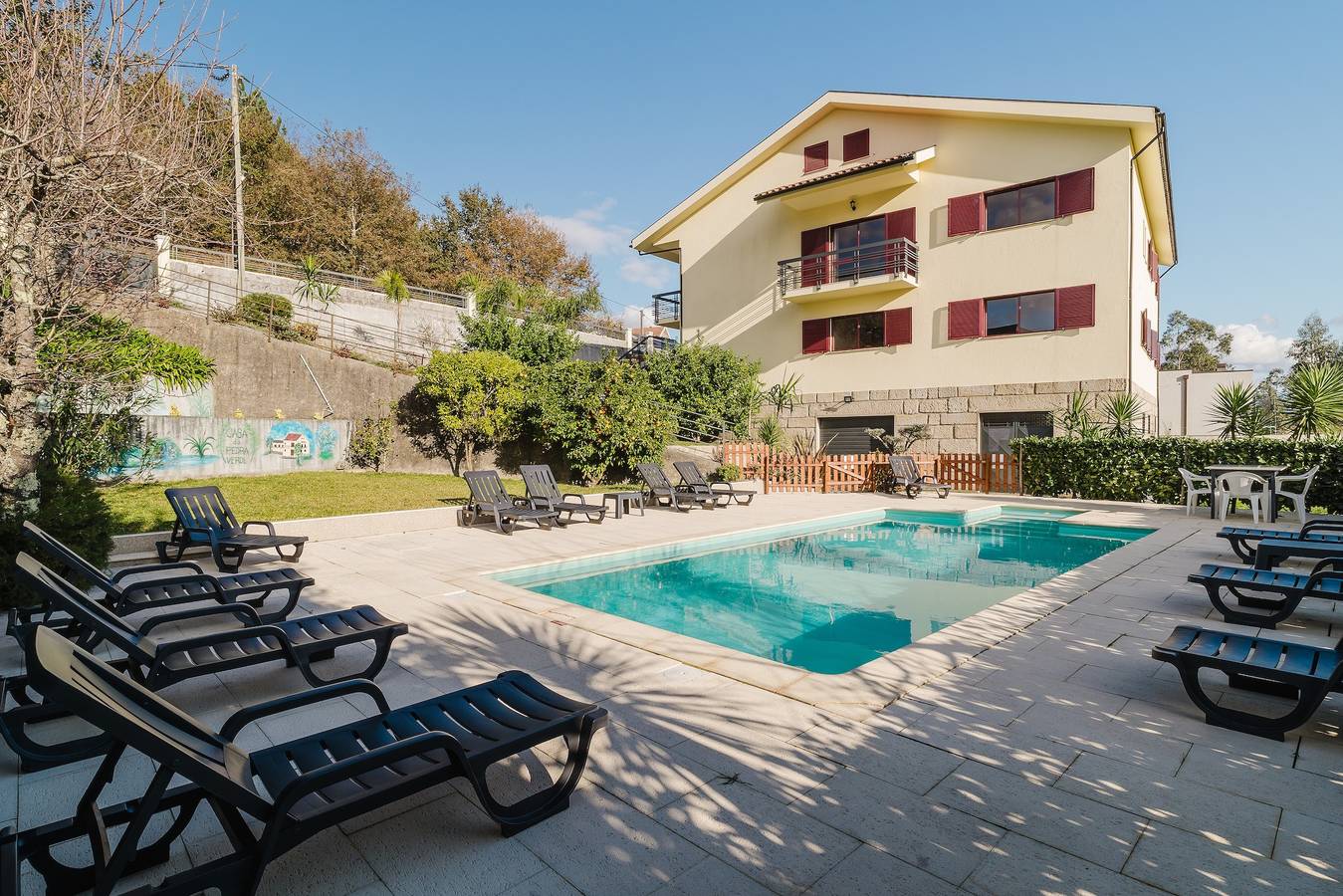Holiday Home 'Alojamento Casa Da Pedra Verde' with Mountain View, Private Pool and Wi-Fi in Tabuaças, Braga District