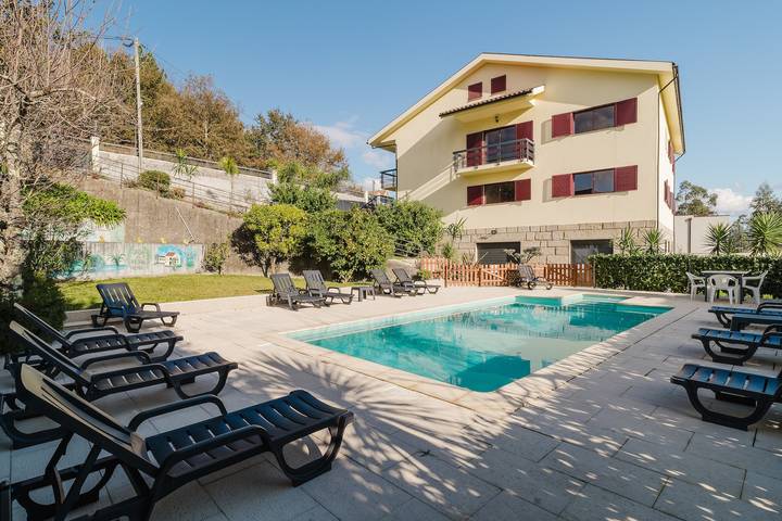 Holiday Home 'Alojamento Casa Da Pedra Verde' with Mountain View, Private Pool and Wi-Fi in Tabuaças, Braga District