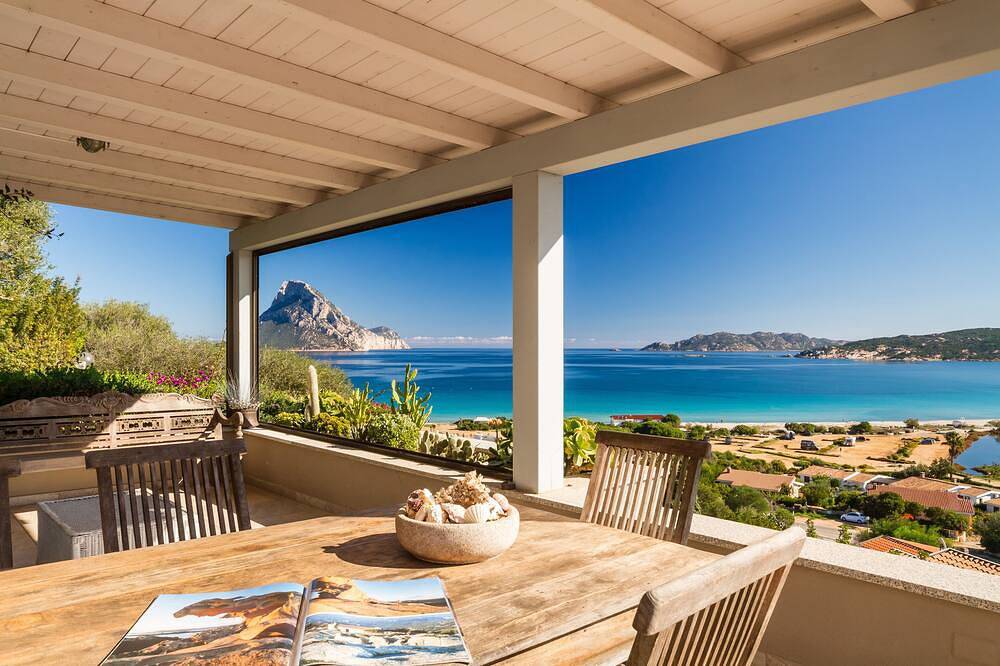 Appartamento intero, Vista stupenda vicino alla spiaggia con grande veranda panoramica casa Molara in Porto Taverna, Loiri Porto San Paolo