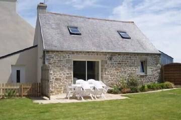 Gîte pour 4 personnes, avec terrasse et jardin à Kerlouan