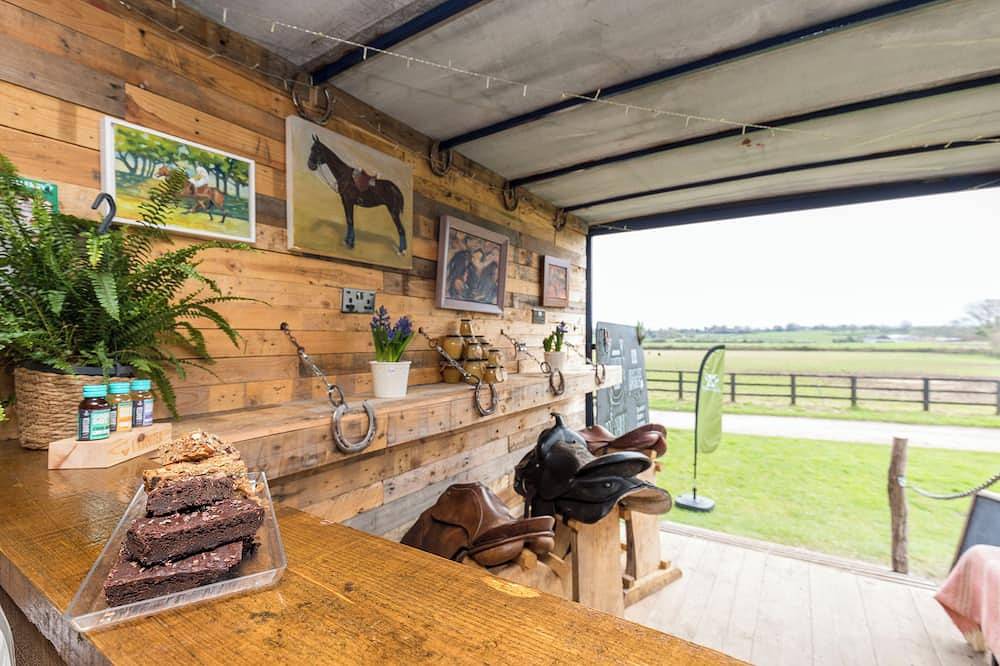 Aspen Leaves - Tranquil Shepherds Hut- Views of The South Downs National Park in East Lavington, South Downs