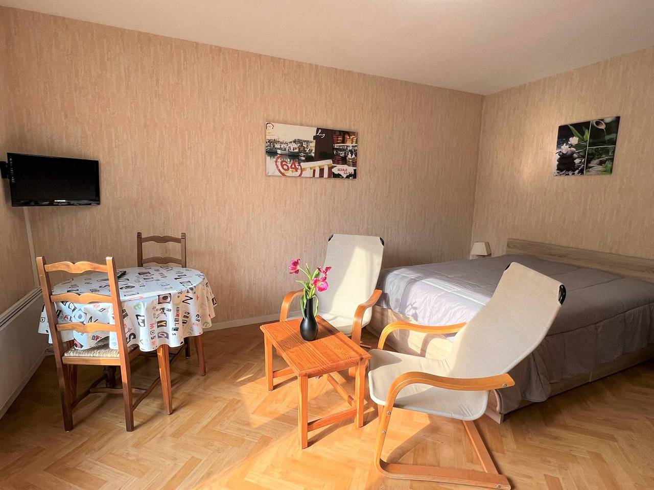 Entire apartment, Cambo-les-Bains: Bright T1 Bis with balcony, parking, pets allowed in Cambo-les-Bains, Bayonne region