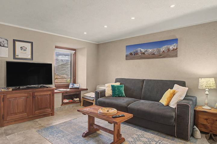 Entire apartment, Apartment 'Maison Erica - Ozein' with Mountain View and Private Outdoor Area in Ozein, Comune di Aymavilles
