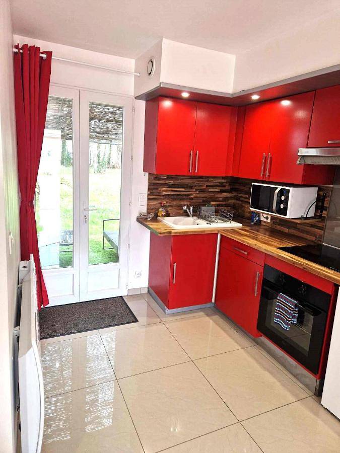 Appartement entier, 02 - Très joli 2 pièces avec 3 lits pouvant accueillir jusqu'à 5 personnes, situé au rdc avec entrée indépendante, une place de parking réservée devant l'entrée et terrasse sur l'arrière donnant sur parc arboré, tout le linge de maison est fourni in Razac-sur-l'Isle, Périgord Blanc
