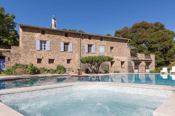 Château pour 2 personnes, avec piscine ainsi que jardin et jacuzzi dans le Var