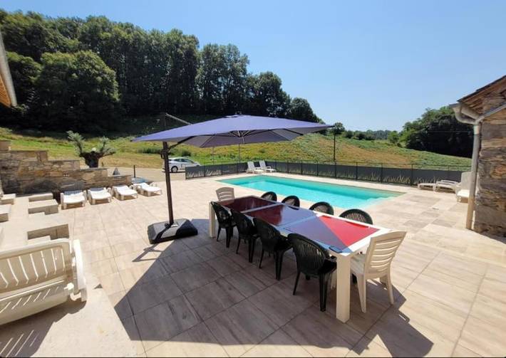 Location de vacances pour 11 personnes, avec vue sur le lac et jardin ainsi que vue et piscine à Sainte-Féréole