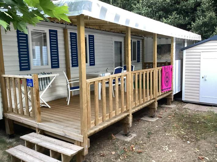 Camping pour 6 personnes, avec bassin pour enfant et terrasse ainsi que vue et piscine, animaux acceptés