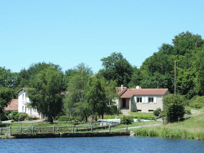 Gîte pour 12 personnes, avec Terrasse ainsi que Jardin et Vue sur le lac