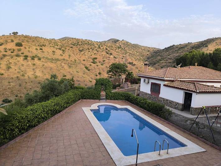 Casa rural para 10 personas, con piscina y terraza además de jardín y vistas en Almogía