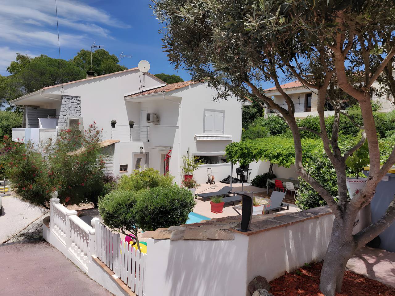 Chambre d'hôtes 'Pink Suite' avec piscine partagée, Wi-Fi et climatisation in Boulouris, Saint-Raphaël