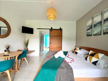 Gîte pour 3 personnes, avec piscine et vue ainsi que terrasse et jardin dans Plage de Folle Anse
