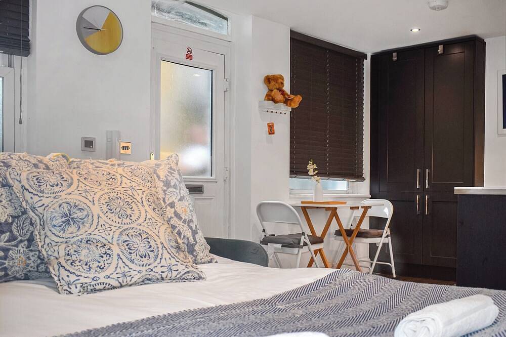 Log Cabin for 3 People in Brighton, Sussex