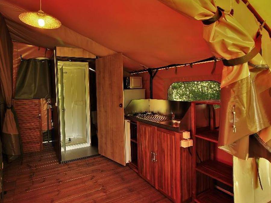 Camping Au P'tit Bonheur - Safarizelt 5 personen - Zelt Lodge Victoria 30 m² mit Bad - überdachte Terrasse 5 Pers. in Peyrillac-et-Millac, Périgord Noir