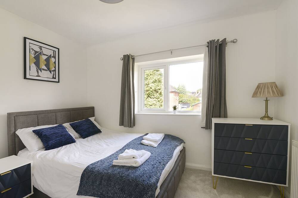 Alderton House - Spacious 3 Bed with Parking in Nottingham, East Midlands