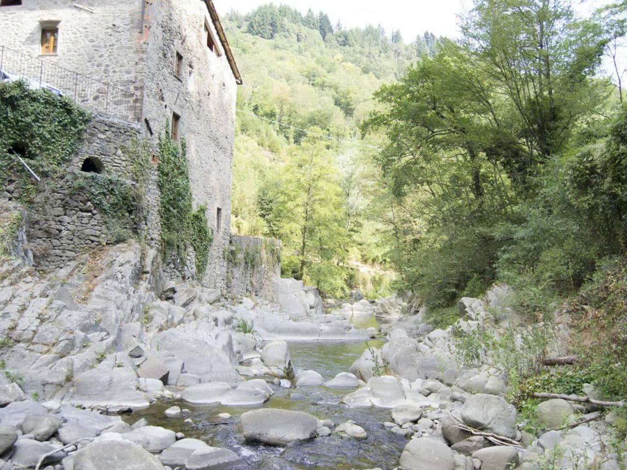 Charmante molen aan de rivier Pescia met tuin in Pescia, Provincie Pistoia